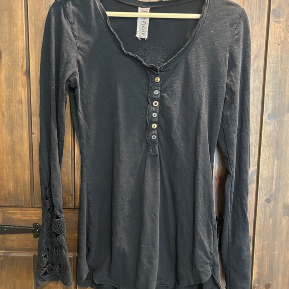 Free People henley with crochet detail size medium - Picture 4 of 7